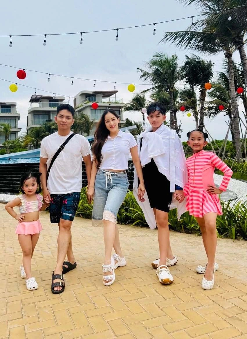 Vợ chồng Khánh Thi - Phan Hiển tận hưởng kỳ nghỉ lễ 'sống chậm' khi cùng các con rong ruổi cao nguyên Bảo Lộc và biển Nha Trang.