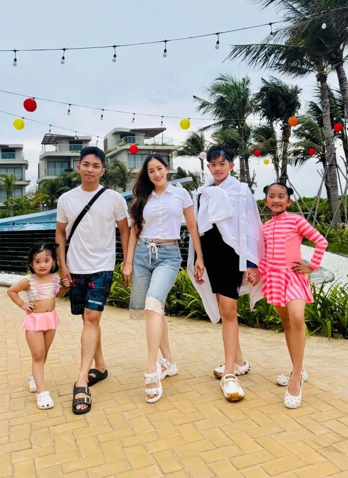 Vợ chồng Khánh Thi - Phan Hiển tận hưởng kỳ nghỉ lễ 'sống chậm' khi cùng các con rong ruổi cao nguyên Bảo Lộc và biển Nha Trang.