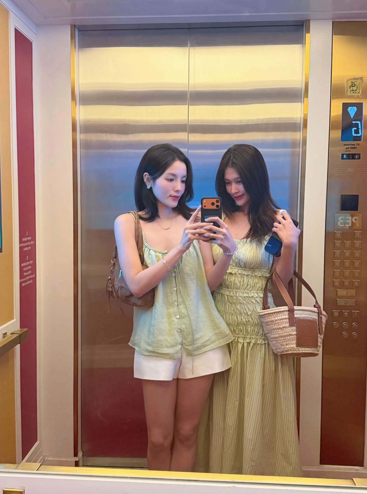 Kỳ Duyên và Thiên Ân cùng diện trang phục gam màu xanh bơ ton sur ton khi xuống phố.