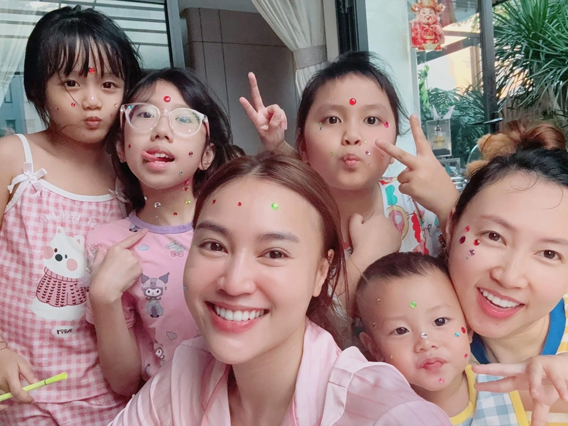 Lan Ngọc cũng hưởng ứng trend dán sticker cùng các cháu. Cô viết: “Gia đình đu trend muộn cùng các cháu”.