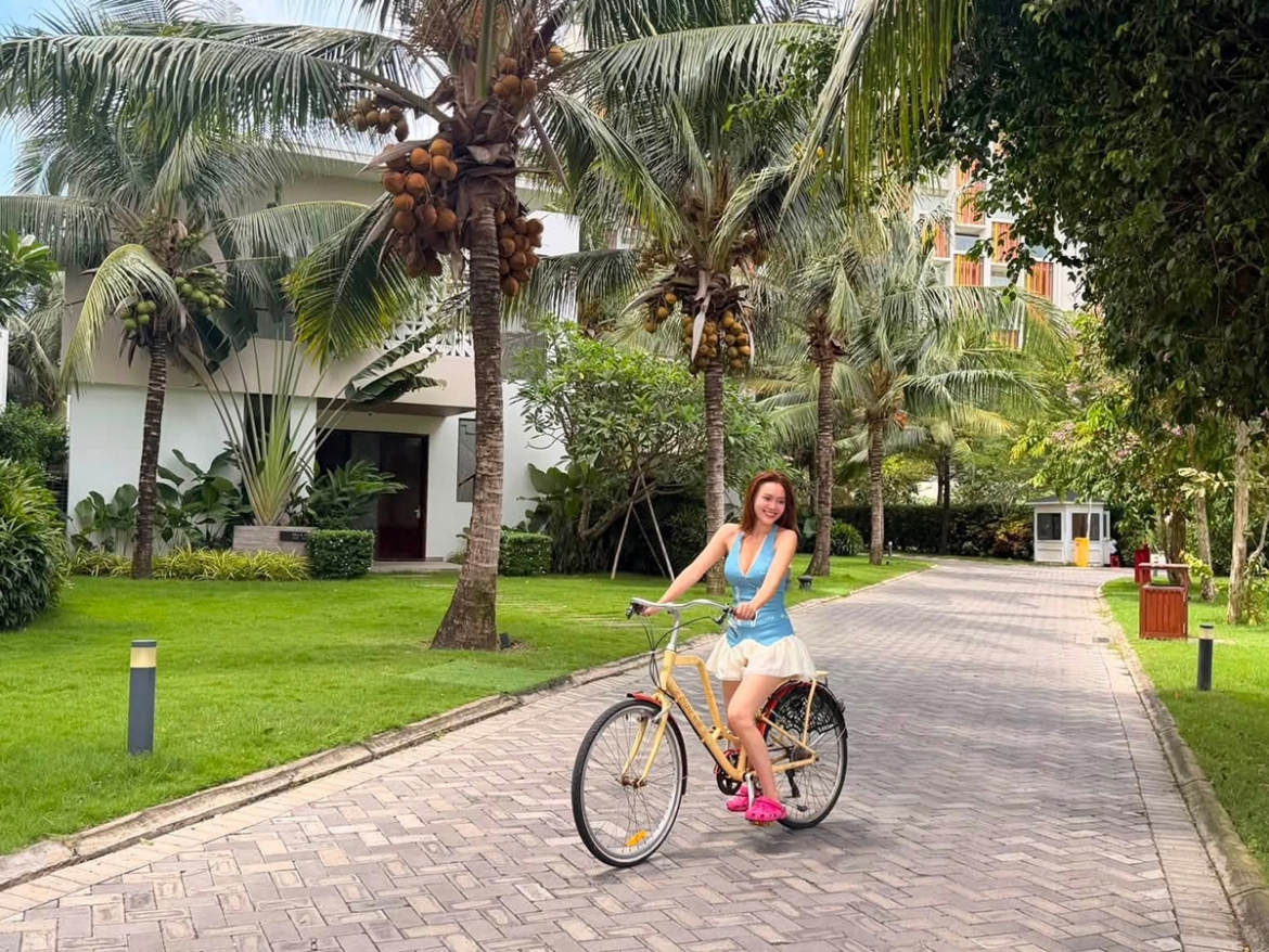 Lan Ngọc tận hưởng kỳ nghỉ trong một resort ở Hồ Tràm, Vũng Tàu.