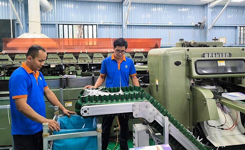 Công nhân Công ty CP In Tổng hợp Cần Thơ hưởng ứng phong trào “Lao động giỏi, lao động sáng tạo” của công ty. Ảnh: Đảng Cộng sản Việt Nam
