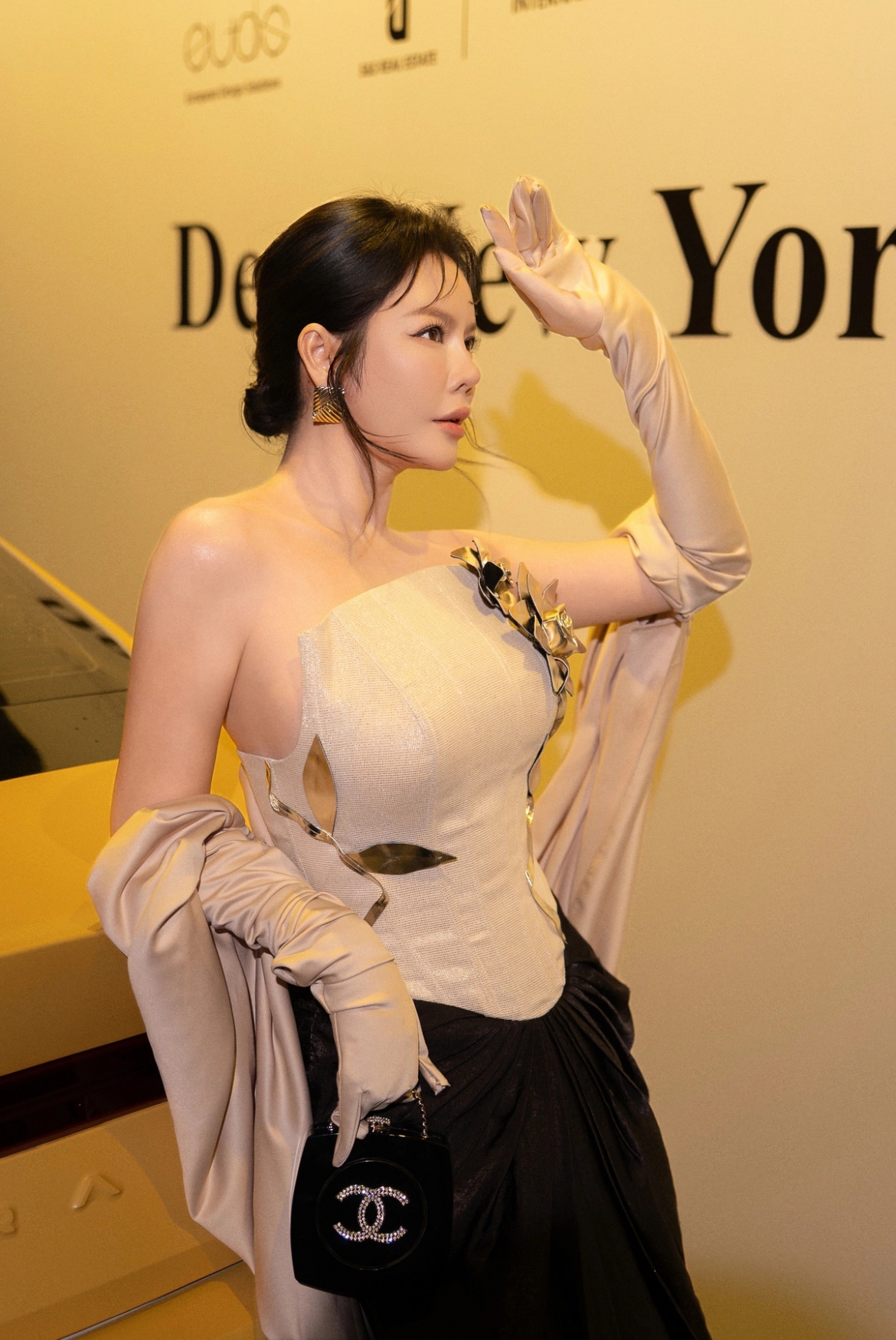 Diễn viên Lý Nhã Kỳ chọn trang phục gợi cảm, xách túi Chanel trị giá hơn nửa tỷ đồng dự sự kiện.