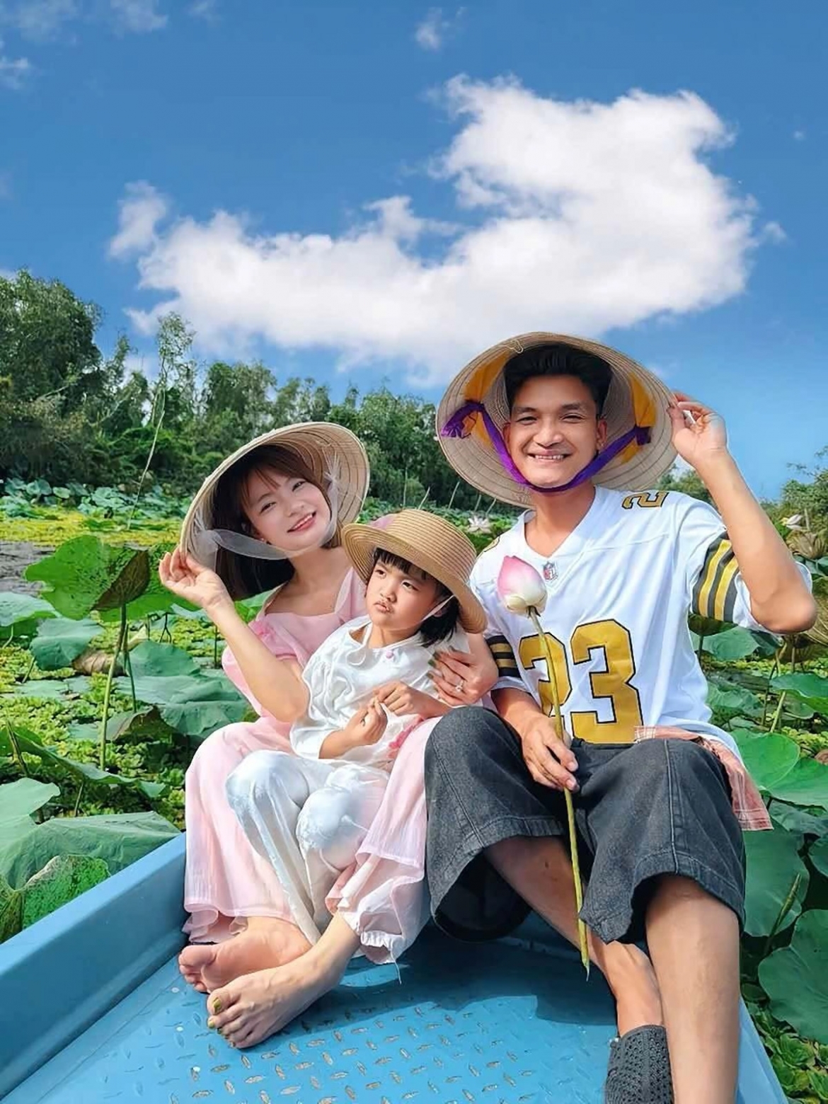 Gia đình Mạc Văn Khoa chụp hình kỷ niệm khi ngắm hồ sen.