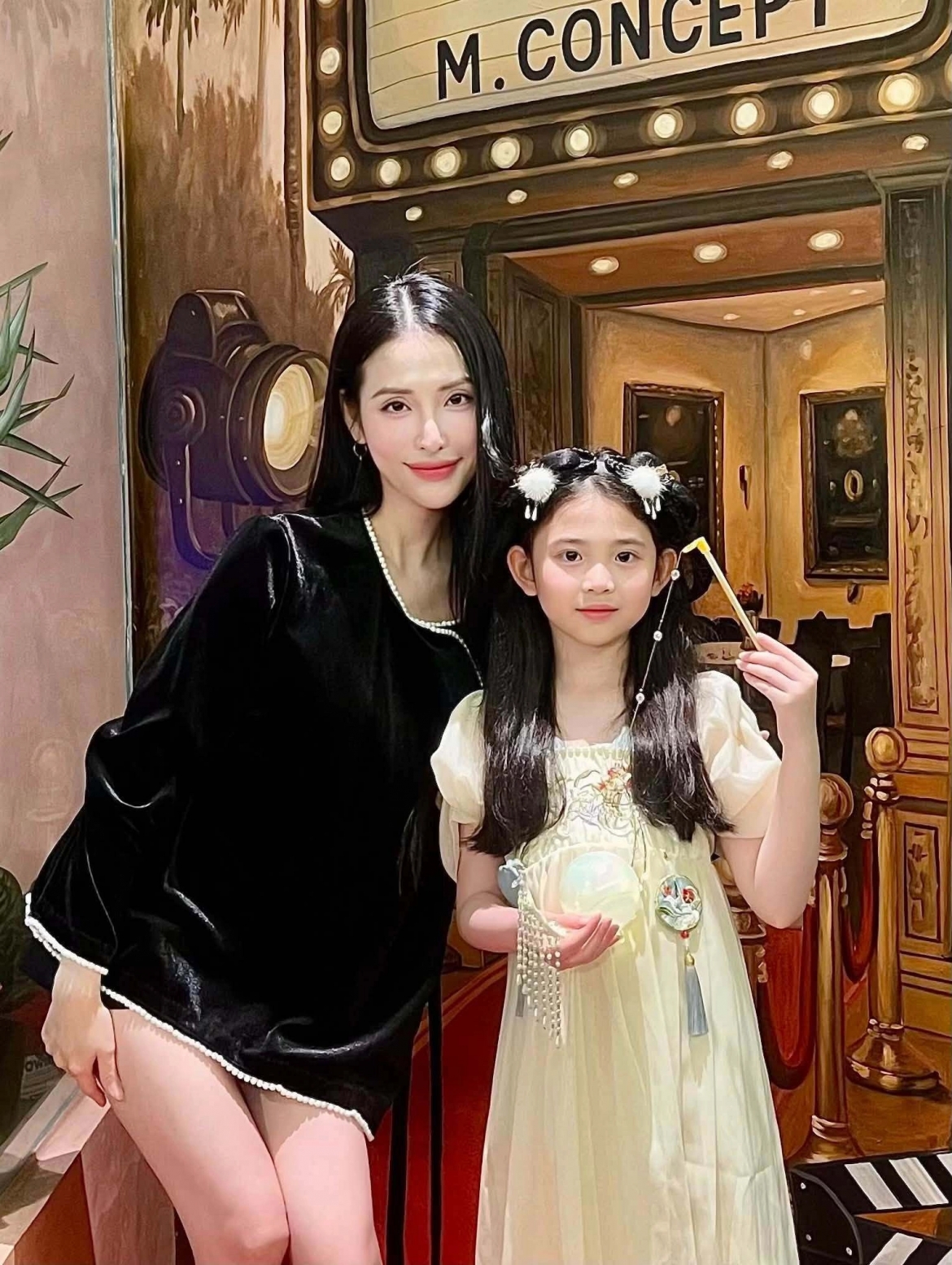Mai Hồ đưa con gái đi chơi Trung thu. Hai mẹ con được khen nhan sắc “đẹp đều”.