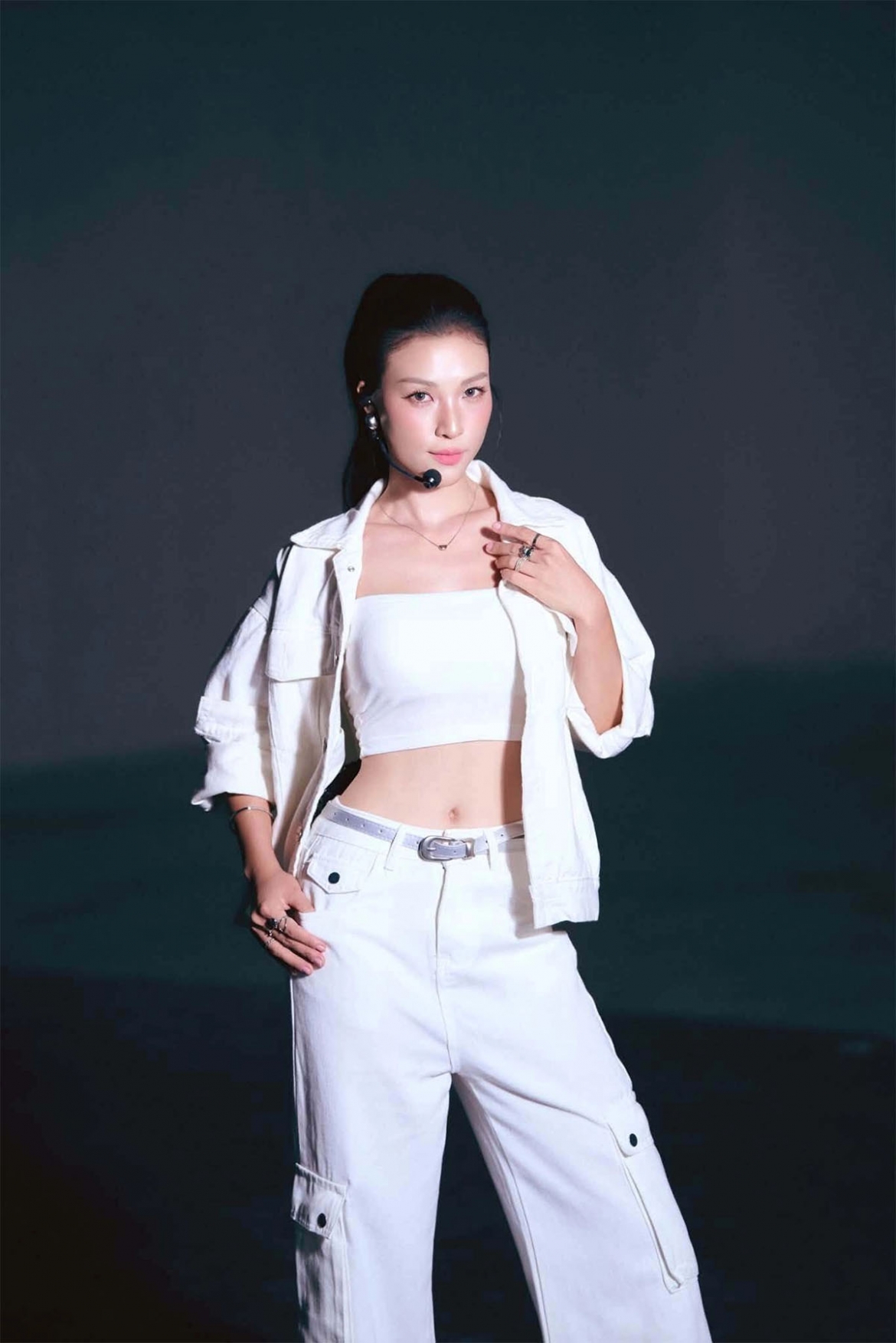 MC Hoàng Oanh khoe vòng eo săn chắc khi tham gia buổi fancon của ca sĩ Ái Phương. Người đẹp gần đây được chú ý hơn với thông tin hẹn hò thủ môn Lê Giang Patrik.