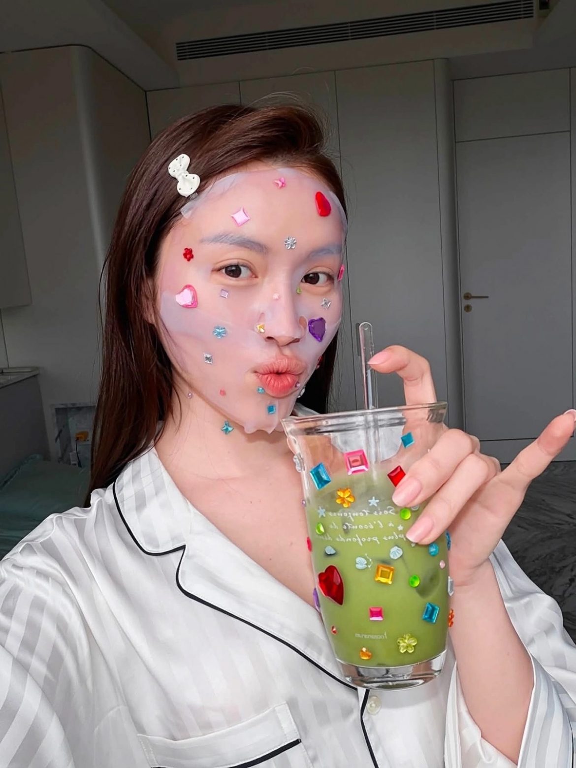MC Thanh Thanh Huyền bắt trend dán sticker lên mặt nạ. Cô pha matcha và chăm sóc da tại nhà trong ngày nghỉ.