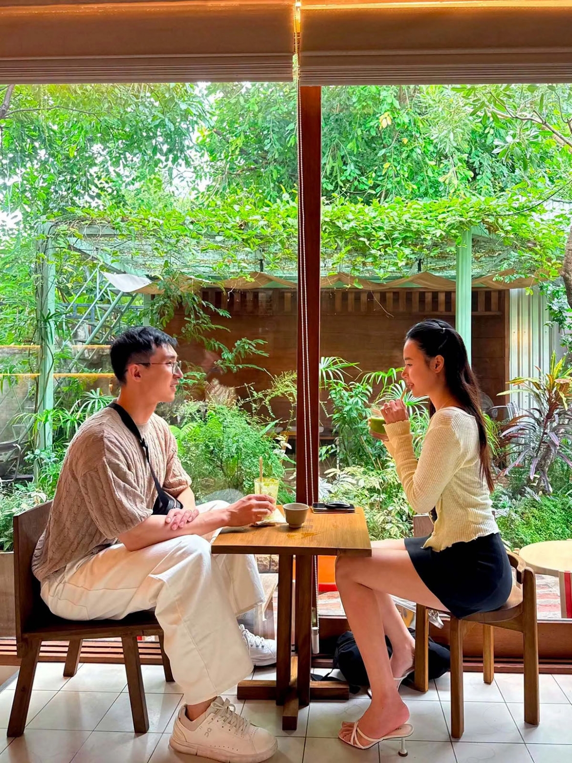 Midu và chồng thiếu gia Minh Đạt chọn một quán cà phê yên tĩnh để tận hưởng thời gian bên nhau trong kỳ nghỉ lễ.