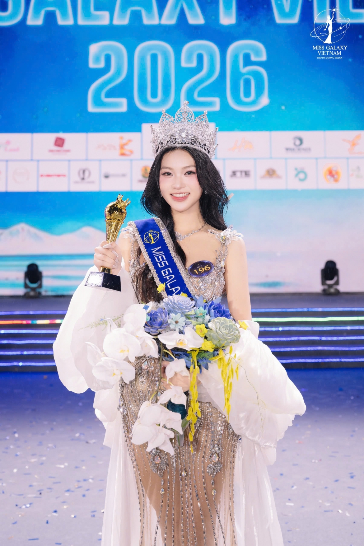Tân hoa hậu Dương Phương Thảo sinh năm 2006, hiện là sinh viên Đại học Sư phạm Hà Nội.