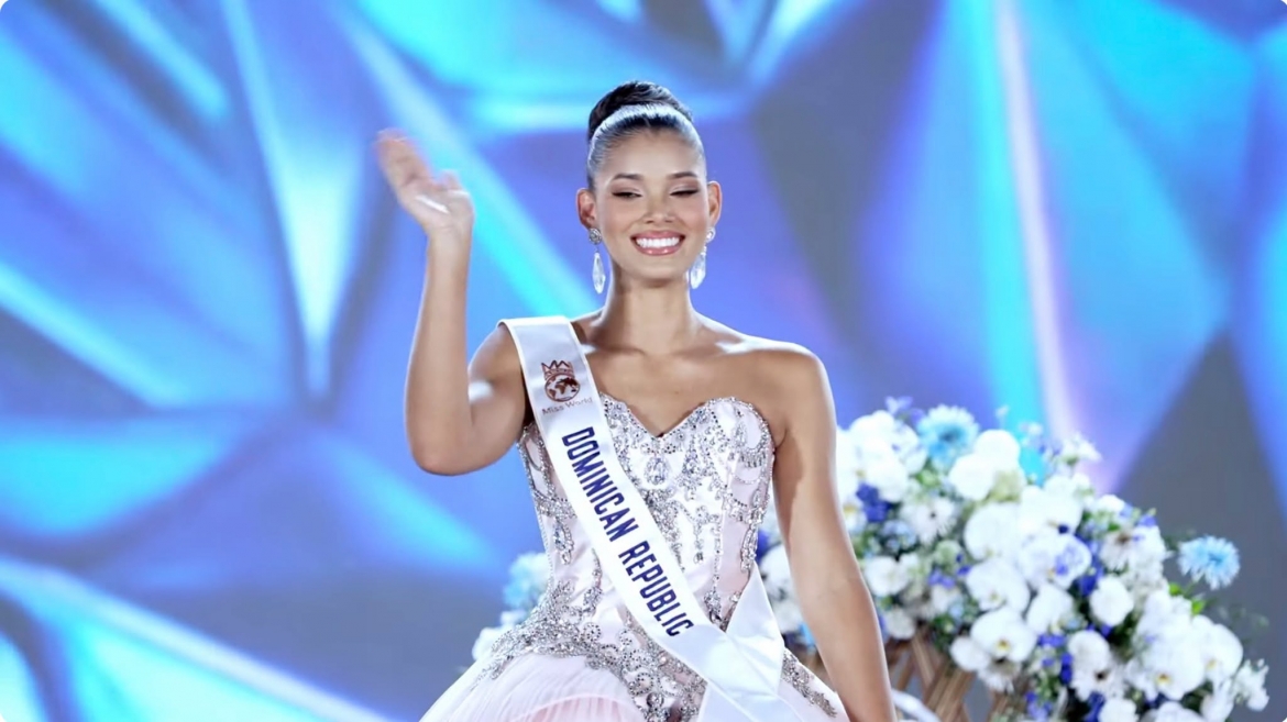 Trong phần thi ứng xử, đại diện Cộng hòa Dominica cho biết dự án của cô hướng đến việc đưa chương trình tiếng Anh tới trẻ em tại các cộng đồng khó khăn. Cô tin rằng ngôn ngữ chính là cánh cửa mở ra cơ hội, đồng thời là công cụ để các em bày tỏ cảm xúc và mục đích sống của mình.