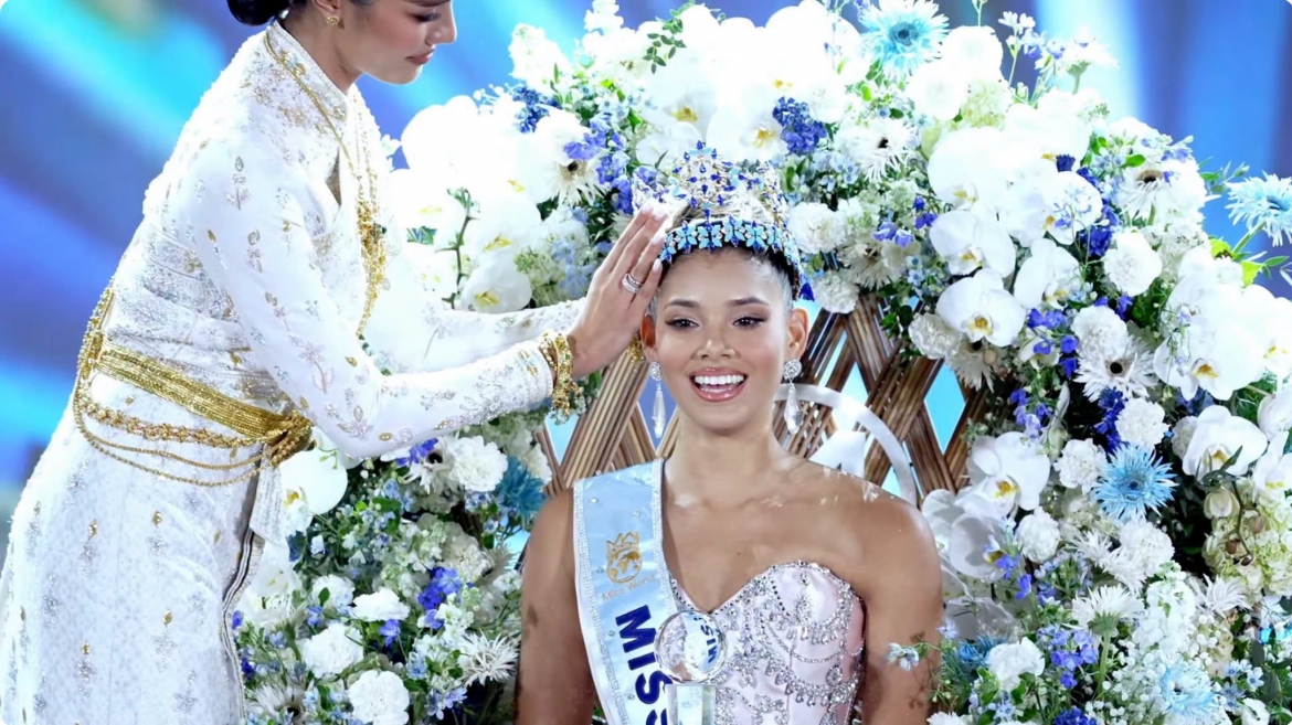 Tân Hoa hậu Thế giới gây chú ý không chỉ bởi kinh nghiệm người mẫu mà còn bởi công việc giáo viên, phóng viên và các hoạt động cộng đồng liên quan đến giáo dục.