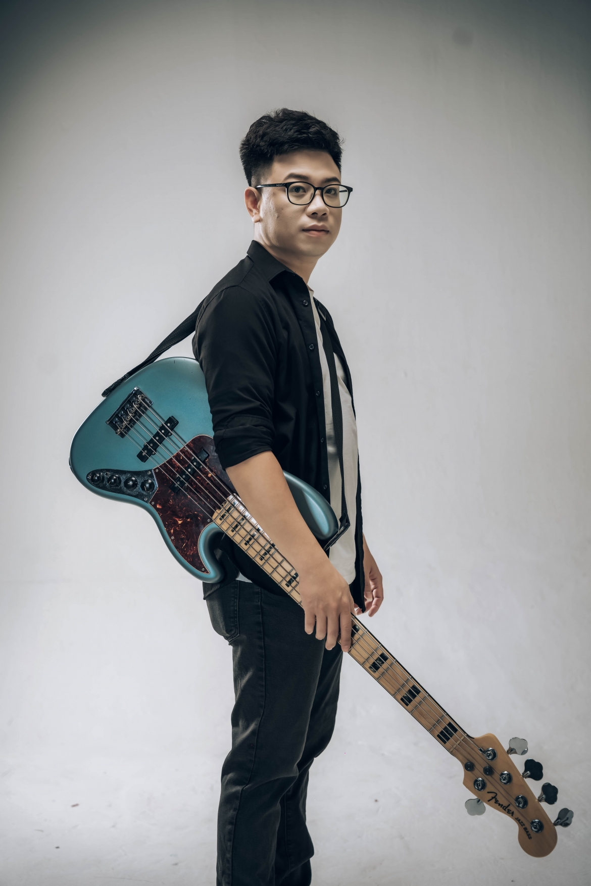 Nguyễn Nam Giang là người sáng lập ban nhạc rock Mủn Gỗ, đồng thời đảm nhận vai trò sáng tác và chơi bass.