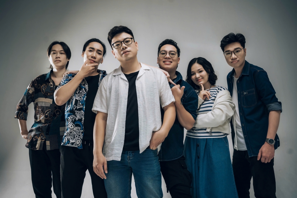 Mủn Gỗ được thành lập năm 2021 bởi nhóm bạn không được đào tạo âm nhạc chuyên nghiệp nhưng cùng chung niềm yêu thích với rock.