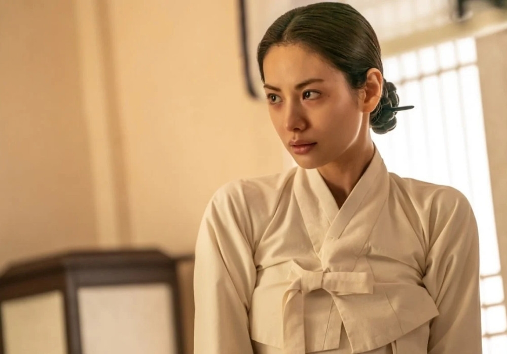 Vai Hee Yeon đặt Nana trước thử thách mới khi nữ diễn viên phải tiết chế hình ảnh hiện đại để phù hợp với nhân vật cổ trang. (Ảnh: IMDb)