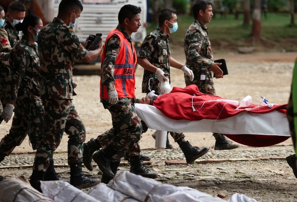 Cứu hộ nạn nhân tại Nepal. Ảnh: Reuters