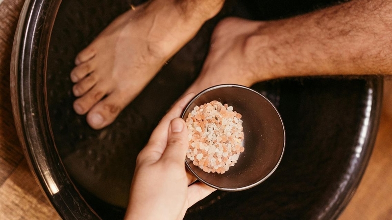 Ngâm chân với nước ấm pha muối hồng là cách chăm sóc cơ thể đơn giản được nhiều người áp dụng