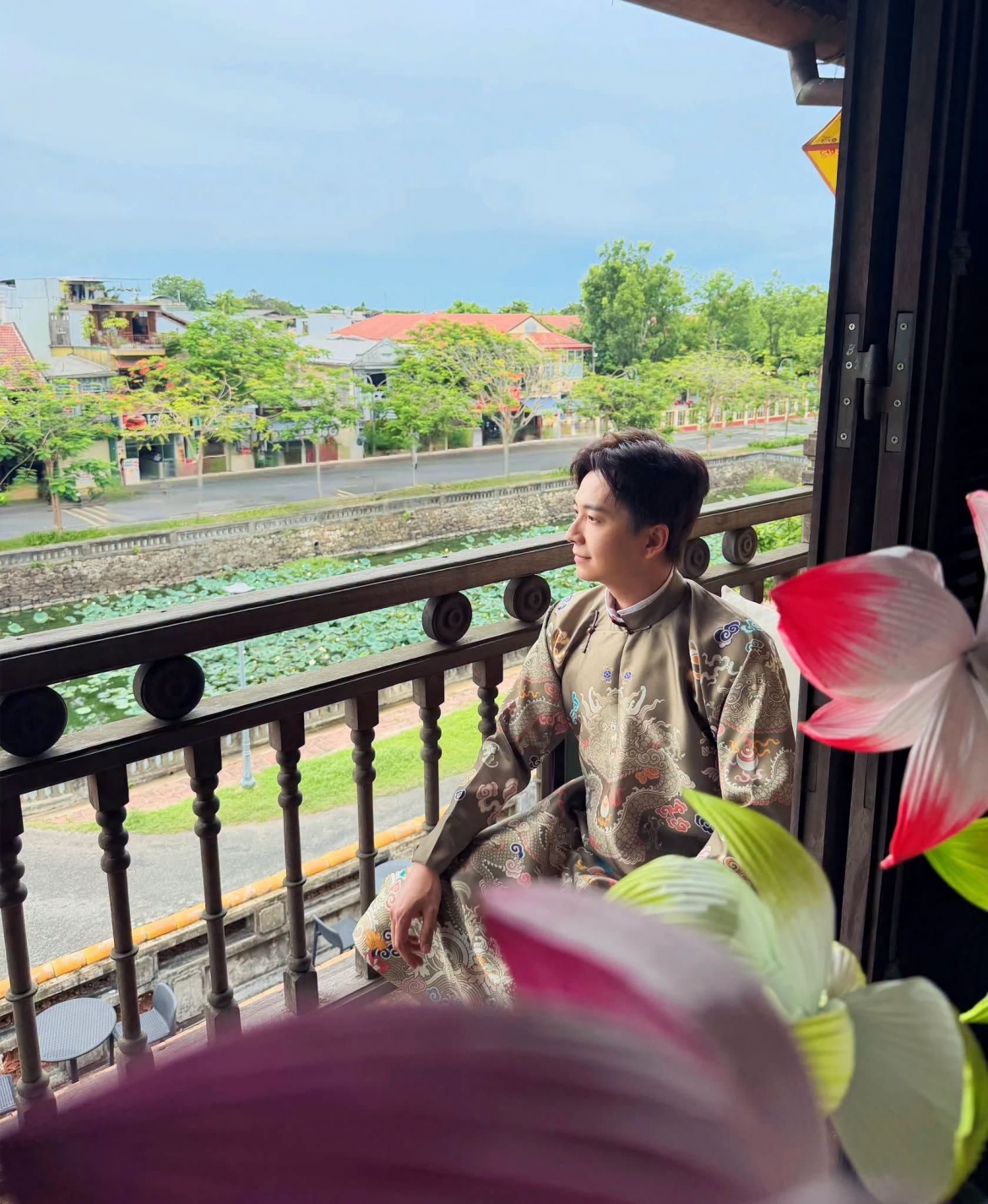 Ngô Kiến Huy tận hưởng những phút giây thư giãn với dòng trạng thái ngắn gọn: “Lâu lâu bật chế độ chill”.