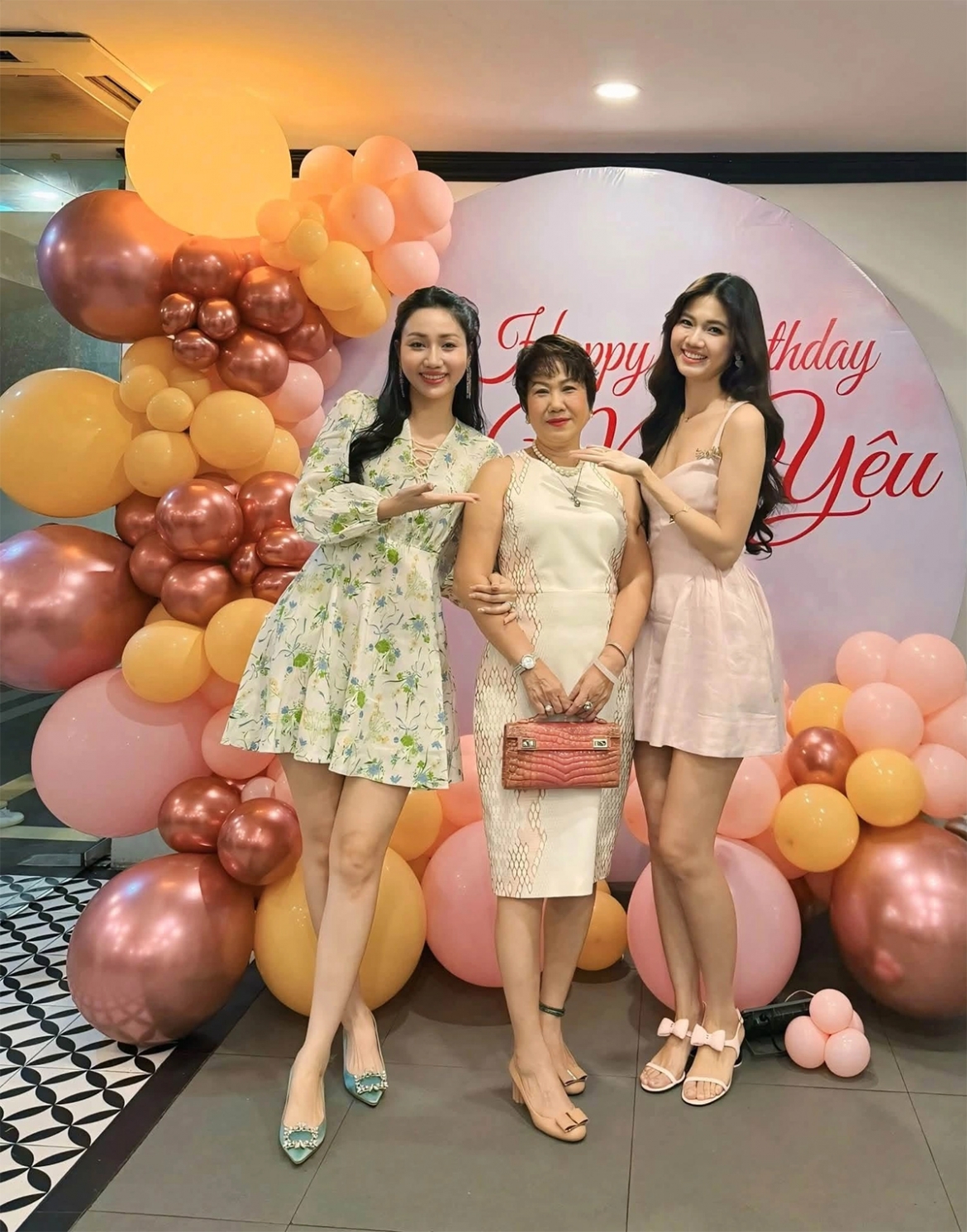 Á hậu Ngô Trà My và Ngô Thanh Thanh Tú tổ chức sinh nhật cho mẹ vào tháng 9. Trà My gọi đây là 'ngày của má', đồng thời rủ những người có sinh nhật trong tháng cùng điểm danh.