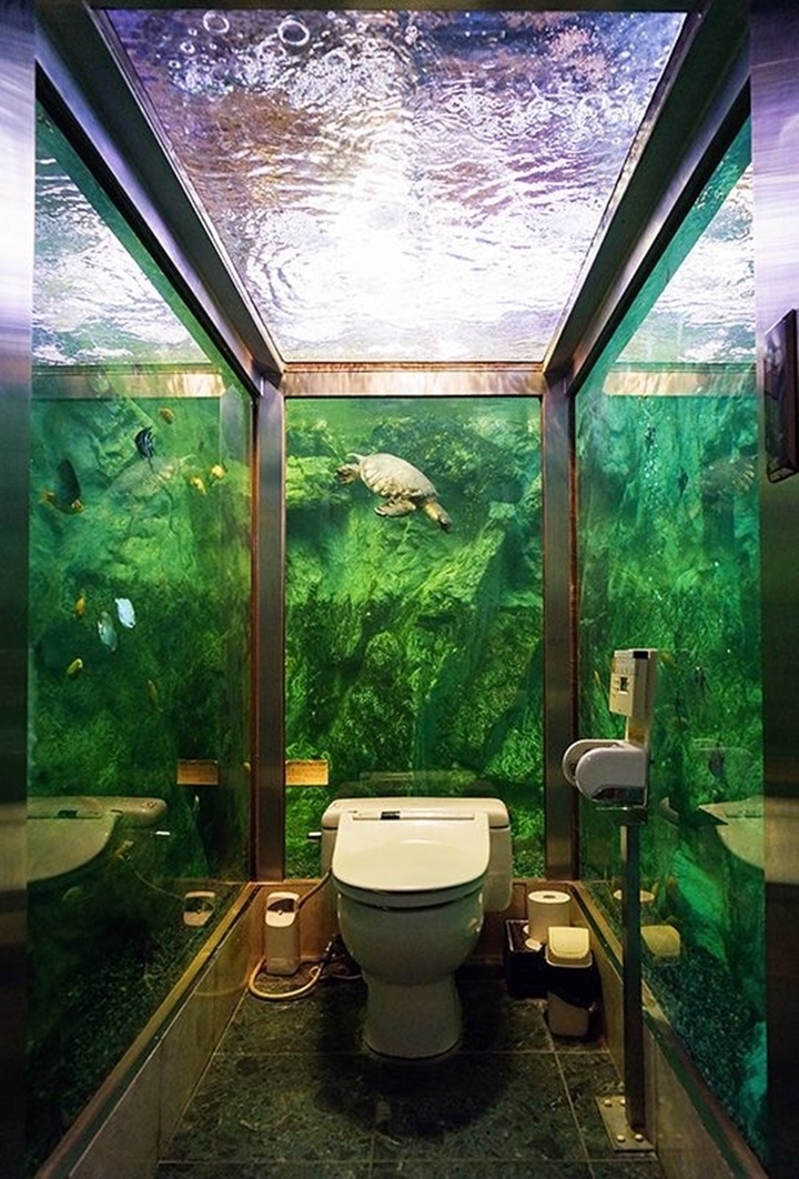 Nhà vệ sinh tại nhà hàng Hipopopapa ở Akashi, tỉnh Hyōgo, được thiết kế giữa một thủy cung, mang đến cảm giác như đang ở dưới lòng biển (Ảnh: Nippon)