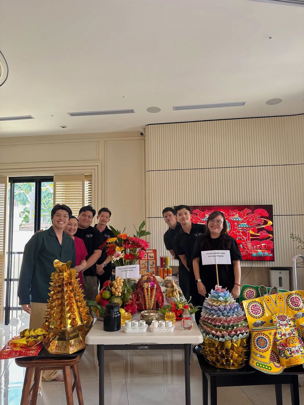 Noo Phước Thịnh bày tỏ niềm vui khi tiếp tục có cơ duyên đồng hành cùng nghệ thuật trong một năm mới, đồng thời gửi lời tri ân đến Tổ Nghiệp.