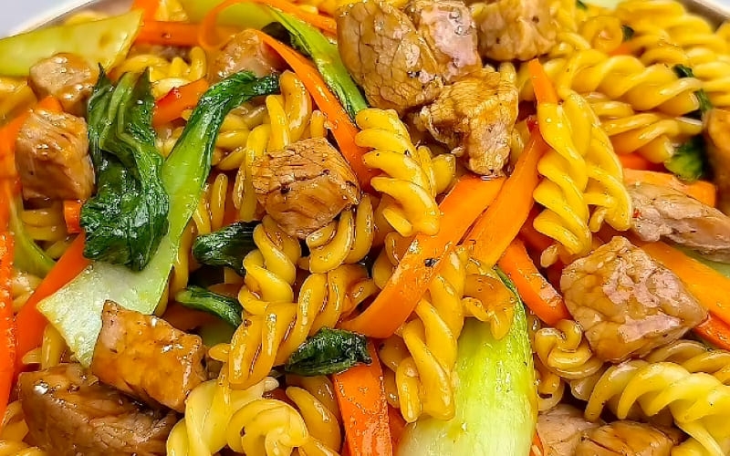 Nui xào bò vừa dễ ăn vừa có thể kết hợp nhiều loại rau củ