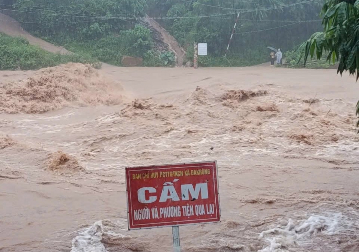 Nước chảy xiết qua các ngầm tràn