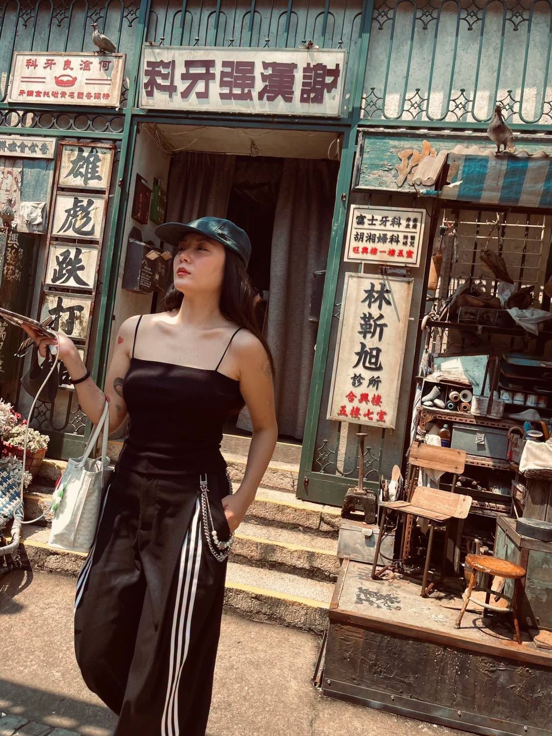 Còn ca sĩ Phương Linh khoe hình ảnh trong chuyến du lịch và viết đầy dí dỏm: “Tôi hết cap để dùng rồi”.