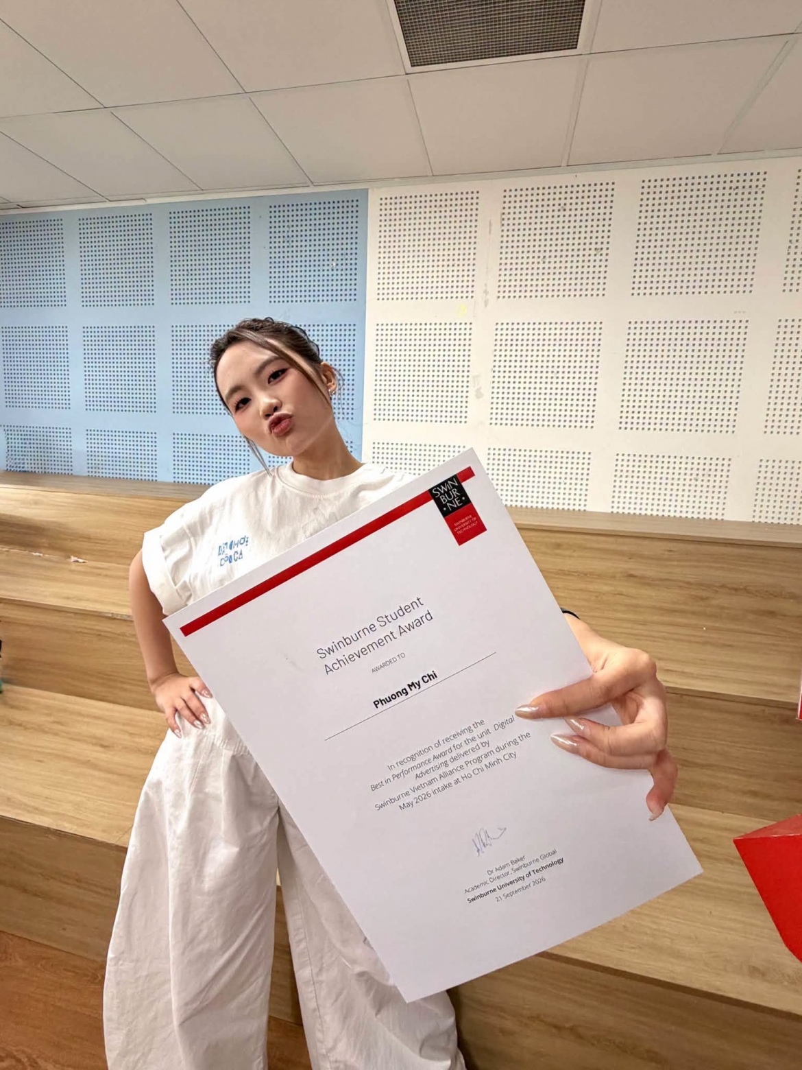 Phương Mỹ Chi hào hứng chia sẻ khoảnh khắc “đi lãnh thưởng”. Nữ ca sĩ trẻ giữ đúng tinh thần vui vẻ, gần gũi với câu nói: “Nay Chi đi lãnh thưởng nè!”.