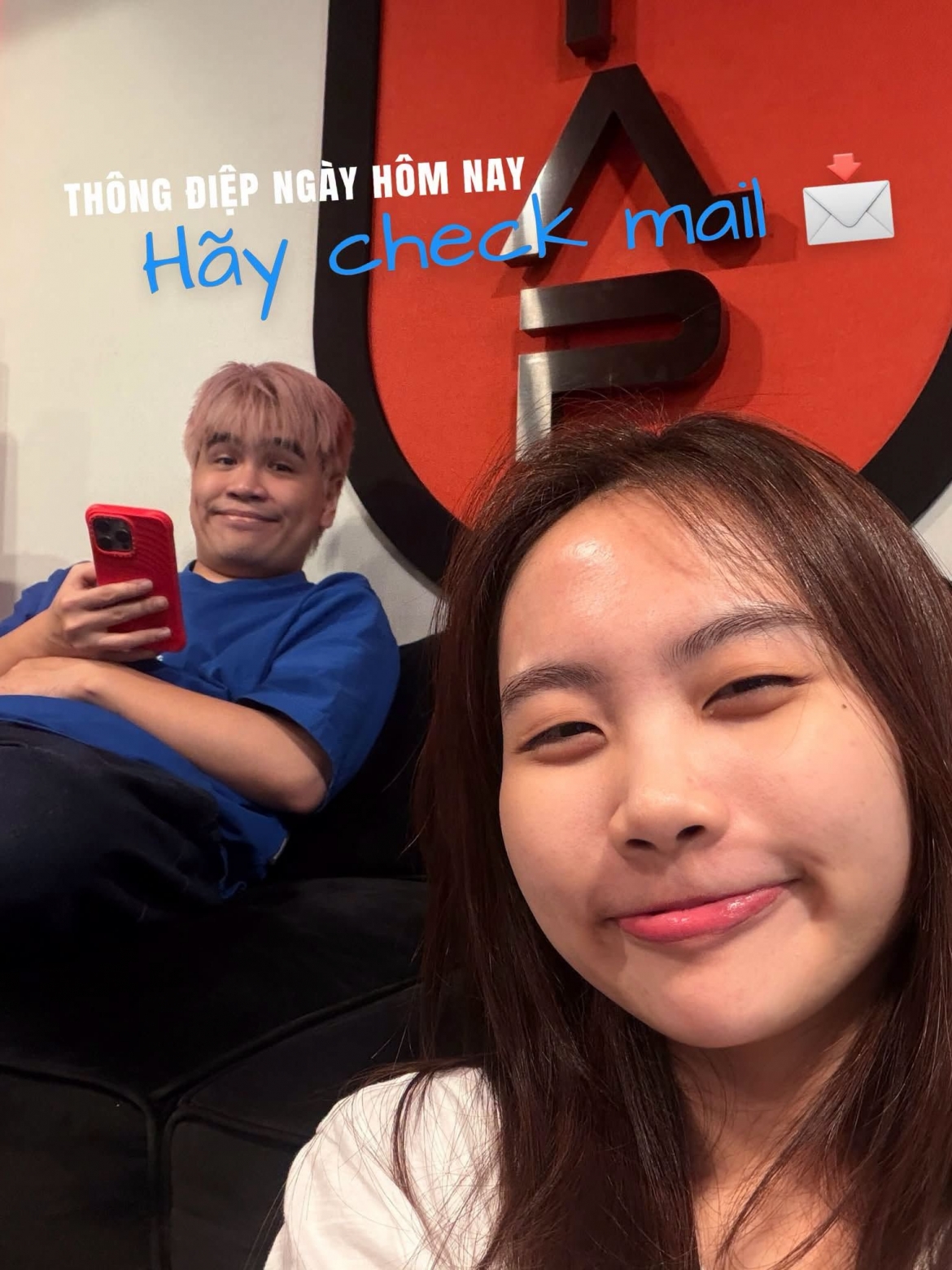 Phương Mỹ Chi cùng một người bạn nhắc khán giả kiểm tra hộp thư để nhận thông tin về Nhạc Hội.