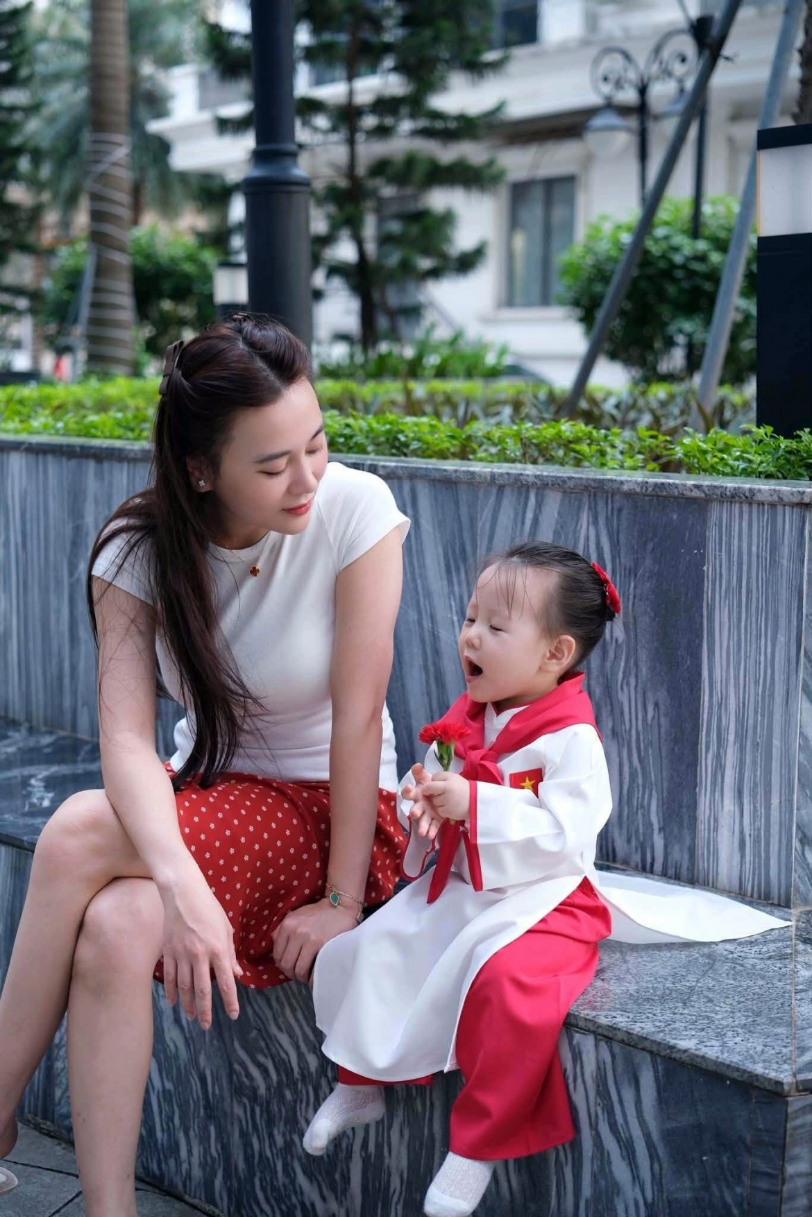 Phương Oanh tận hưởng kỳ nghỉ lễ bên cặp song sinh.