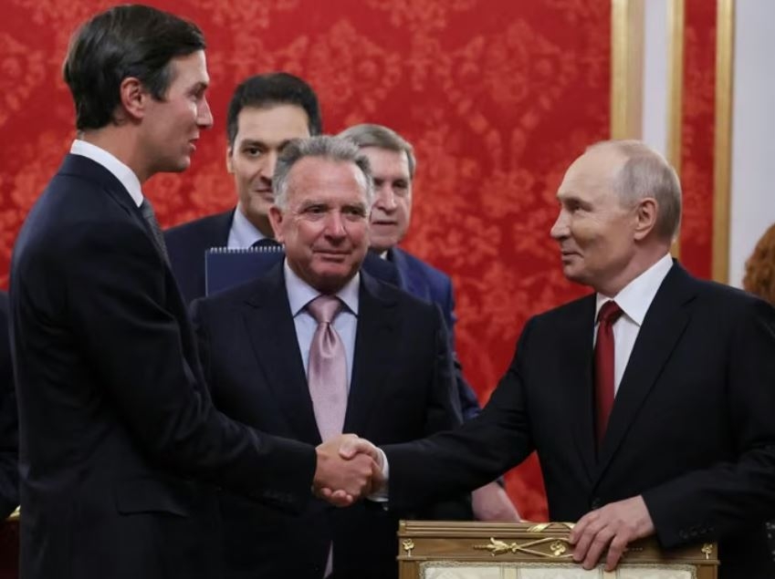 Tổng thống Nga Putin bắt tay đặc phái viên Mỹ Jared Kushner. Ảnh: Reuters