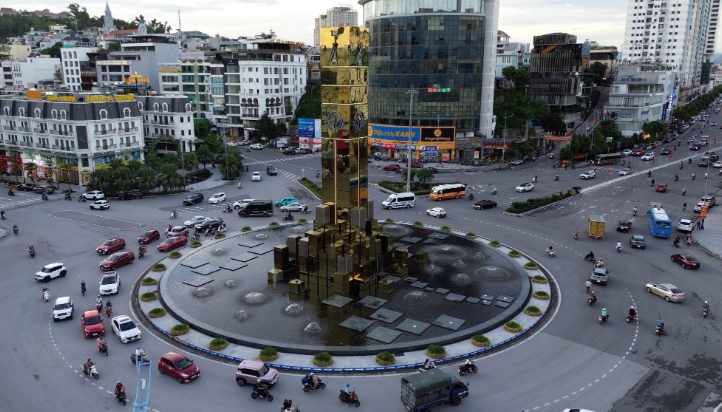 Cột đồng hồ nằm trên tuyến giao thông huyết mạch, ngã 5 phường Hồng Gai (tỉnh Quảng Ninh), được xây dựng và hoàn thành vào năm 2017 với tổng kinh phí 35 tỷ đồng. Ảnh: TTXVN
