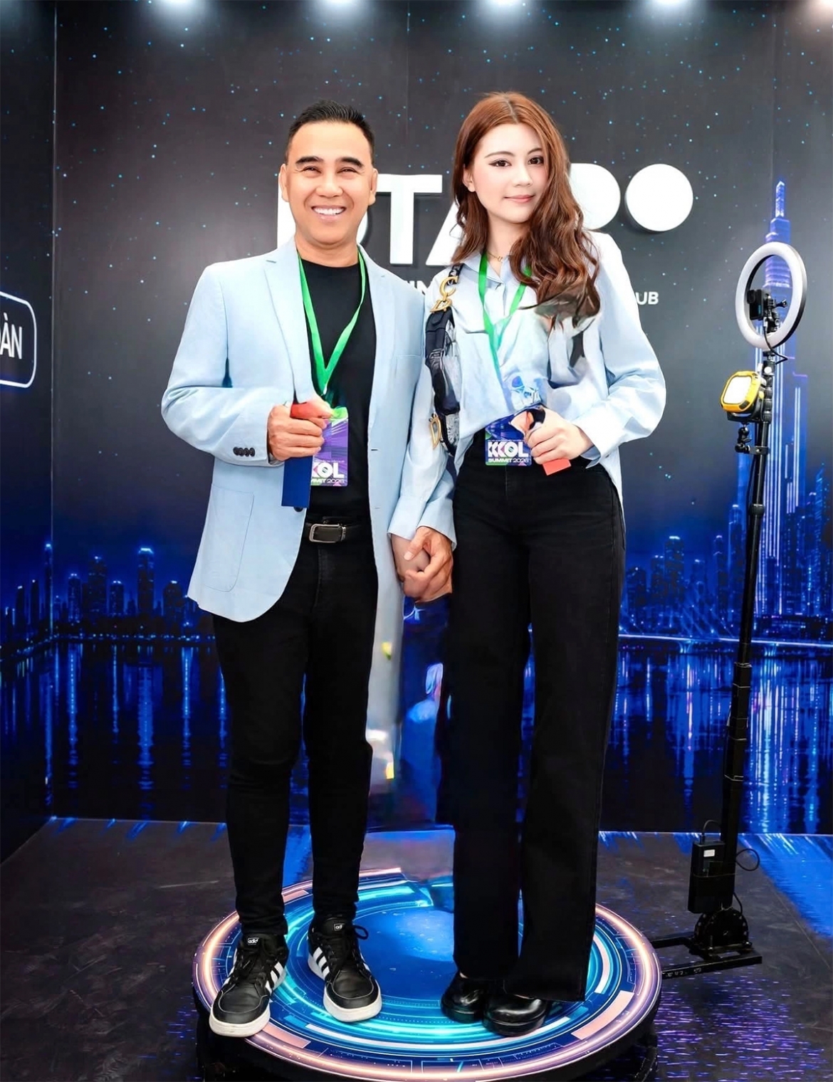 Quyền Linh đăng ảnh bên con gái út - Hạt Dẻ và hài hước viết: 'Hình như em gái này cao hơn mình rồi'.