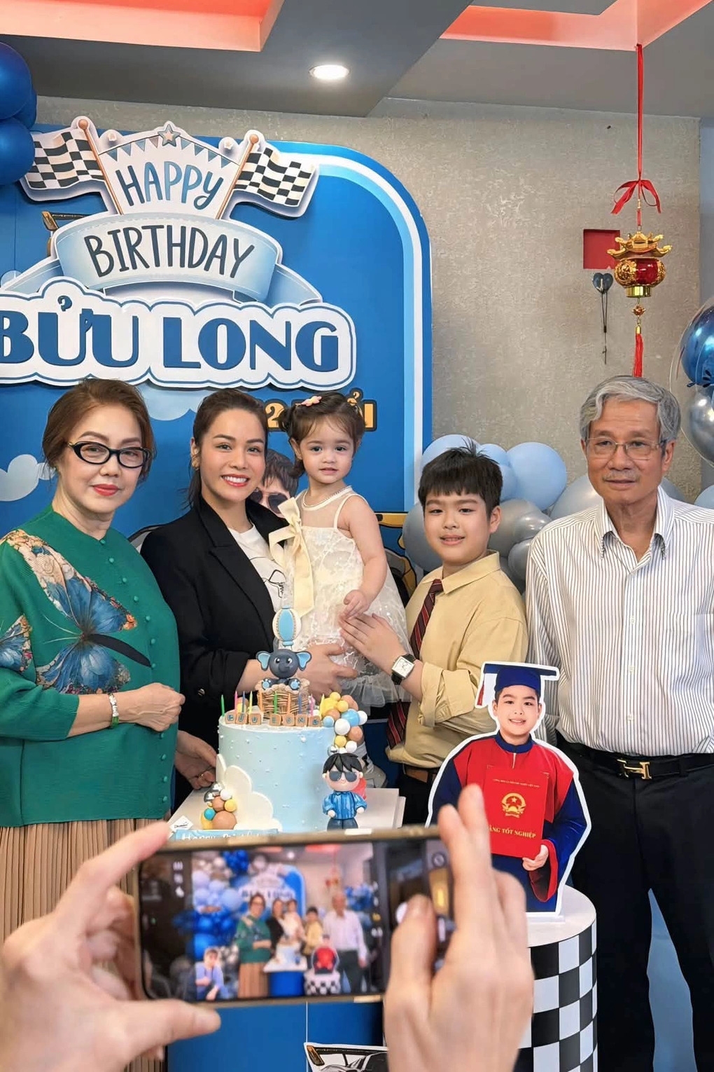 Sao Việt 21-9: Diễn viên Nhật Kim Anh về Cần Thơ, cùng gia đình chồng cũ tổ chức sinh nhật cho con trai đầu lòng. Nhiều năm qua, cô và chồng cũ - doanh nhân Bửu Lộc - vẫn cùng tổ chức tiệc mừng tuổi mới cho con.