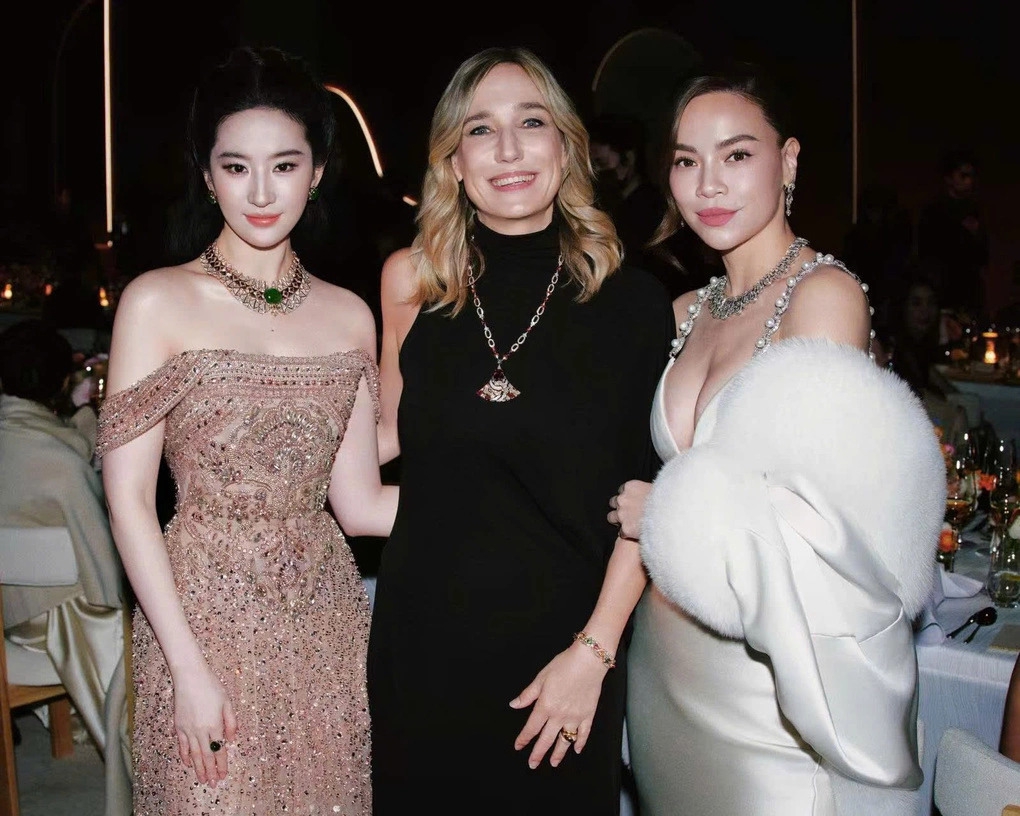 Ca sĩ Hồ Ngọc Hà cho biết ngôi sao Trung Quốc Lưu Diệc Phi nhanh chóng nhận ra cô và cả hai trò chuyện vui vẻ tại sự kiện ở Thượng Hải. Hình ảnh hai mỹ nhân tươi tắn bên nhau được nhiều khán giả nhận xét "nhan sắc một chín một mười".