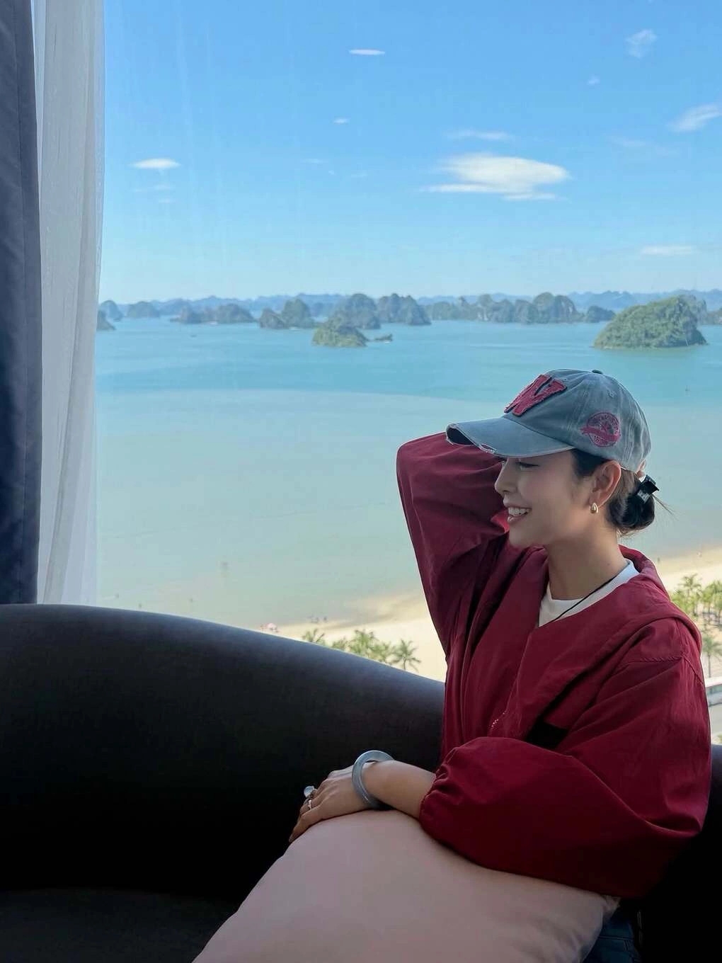 Jennifer Phạm đăng ảnh nghỉ dưỡng ở Hạ Long do con gái chụp và viết: "Cứ dịu dàng với chính mình. Cuộc đời đã đủ nhiều những ngày phải mạnh mẽ rồi'.