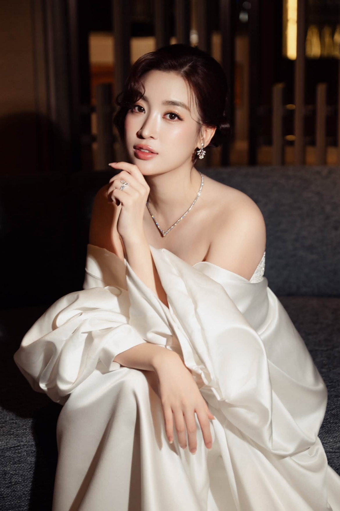Hoa hậu Đỗ Mỹ Linh xả ảnh hậu Chung kết Miss World 2026. “Ngồi dưới khán đài mà nghe bài hát này làm xúc động nhớ tới 9 năm trước mình cũng đứng trên sân khấu của MW hát cùng với những người bạn đến từ hơn 100 quốc gia trên thế giới. Khoảnh khắc của tình hữu nghị và đoàn kết”, cô viết.