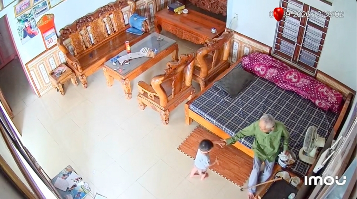Khoảnh khắc đầy tình cảm của hai thế hệ cách nhau 100 năm. (Ảnh chụp màn hình)