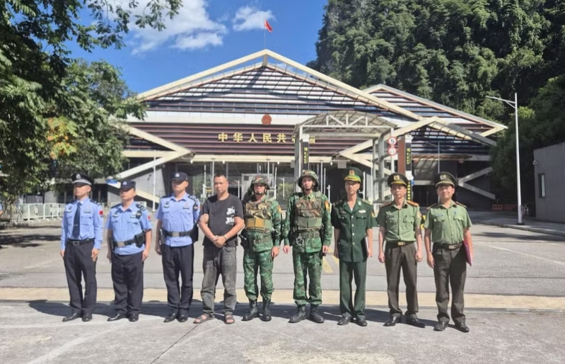 Công an tỉnh Cao Bằng trao trả đối tượng Long Lập Thành cho lực lượng chức năng Trung Quốc.