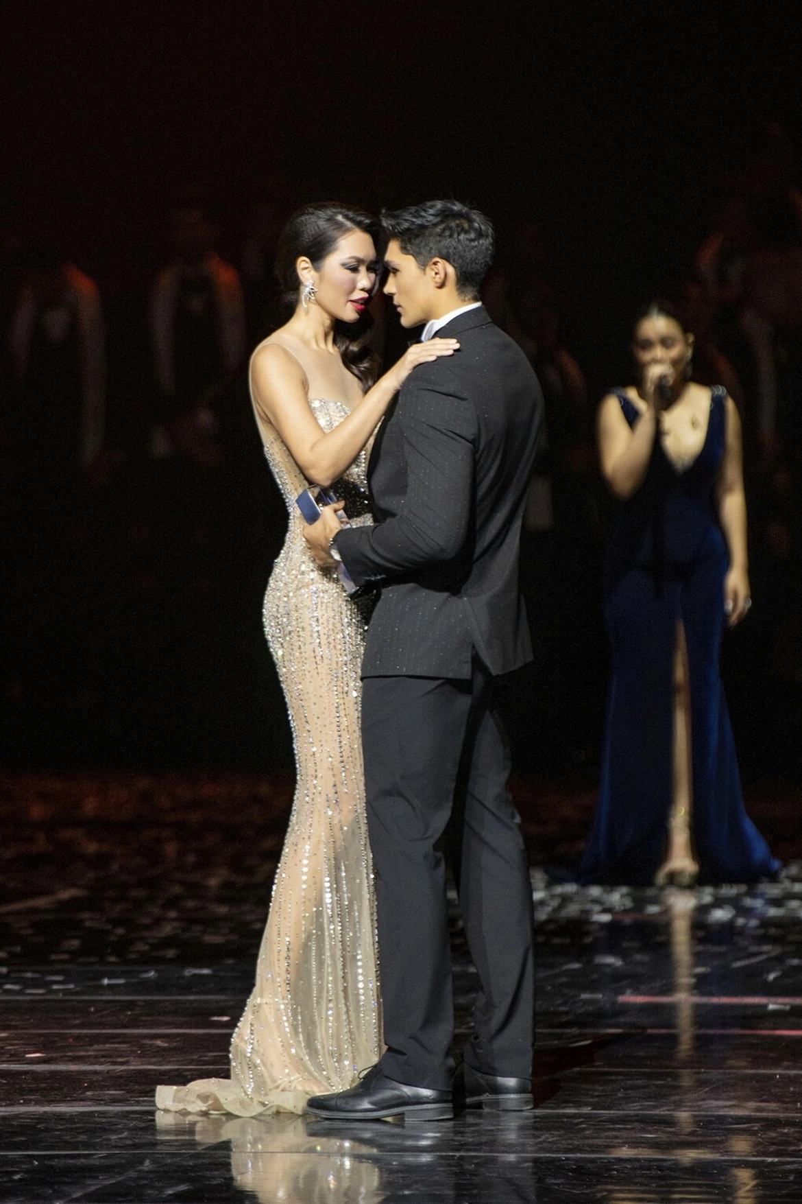 Siêu mẫu Hà Anh, giám khảo chung kết Mister International 2026, gây chú ý khi nhảy đôi cùng tân nam vương người Mexico sau lễ đăng quang.