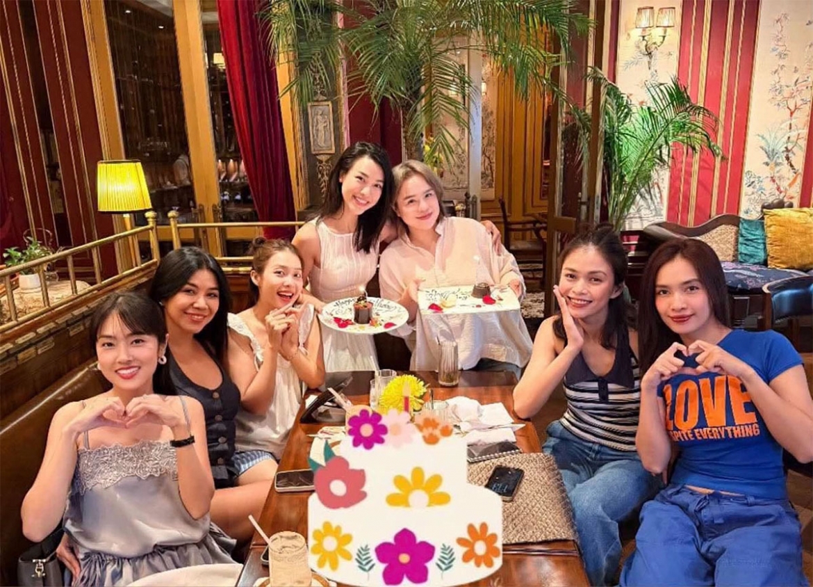 MC Hoàng Oanh và ca sĩ Thái Trinh được Khả Ngân, Ái Phương cùng nhóm bạn thân mừng sinh nhật chung.