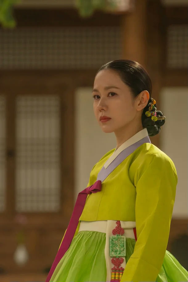 Son Ye Jin vào vai tiểu thư Cho trong The Scandal.