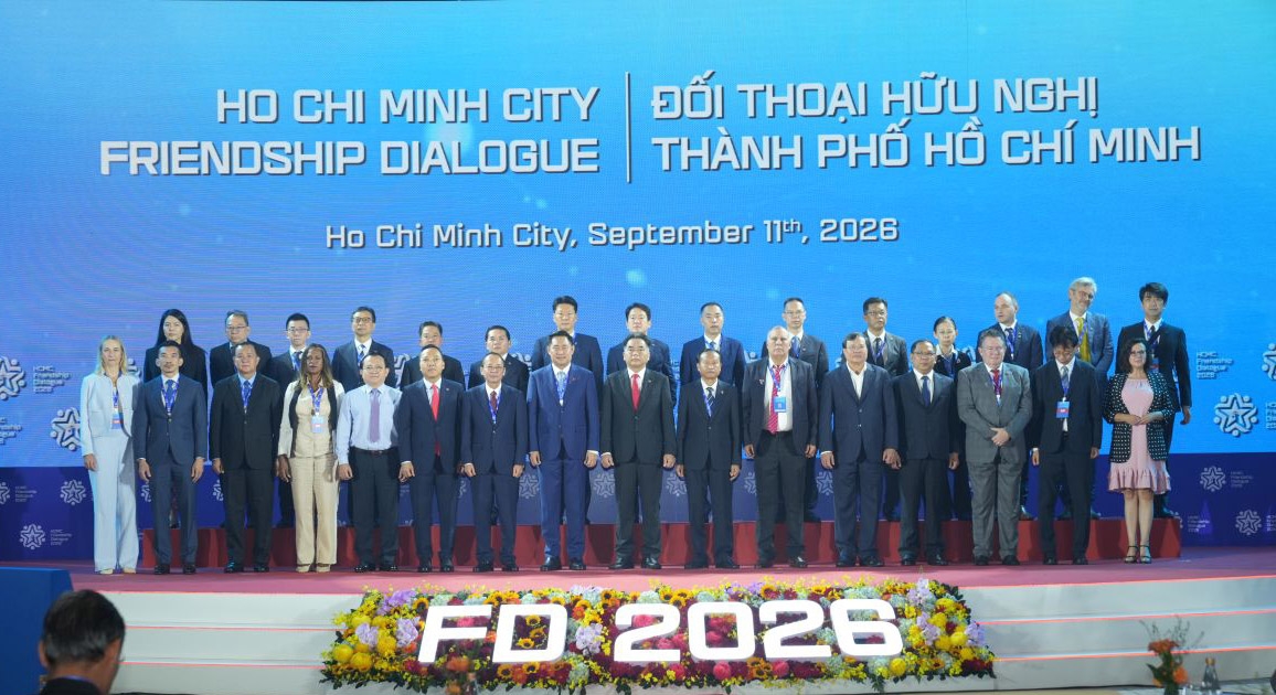Các đại biểu chụp ảnh lưu niệm