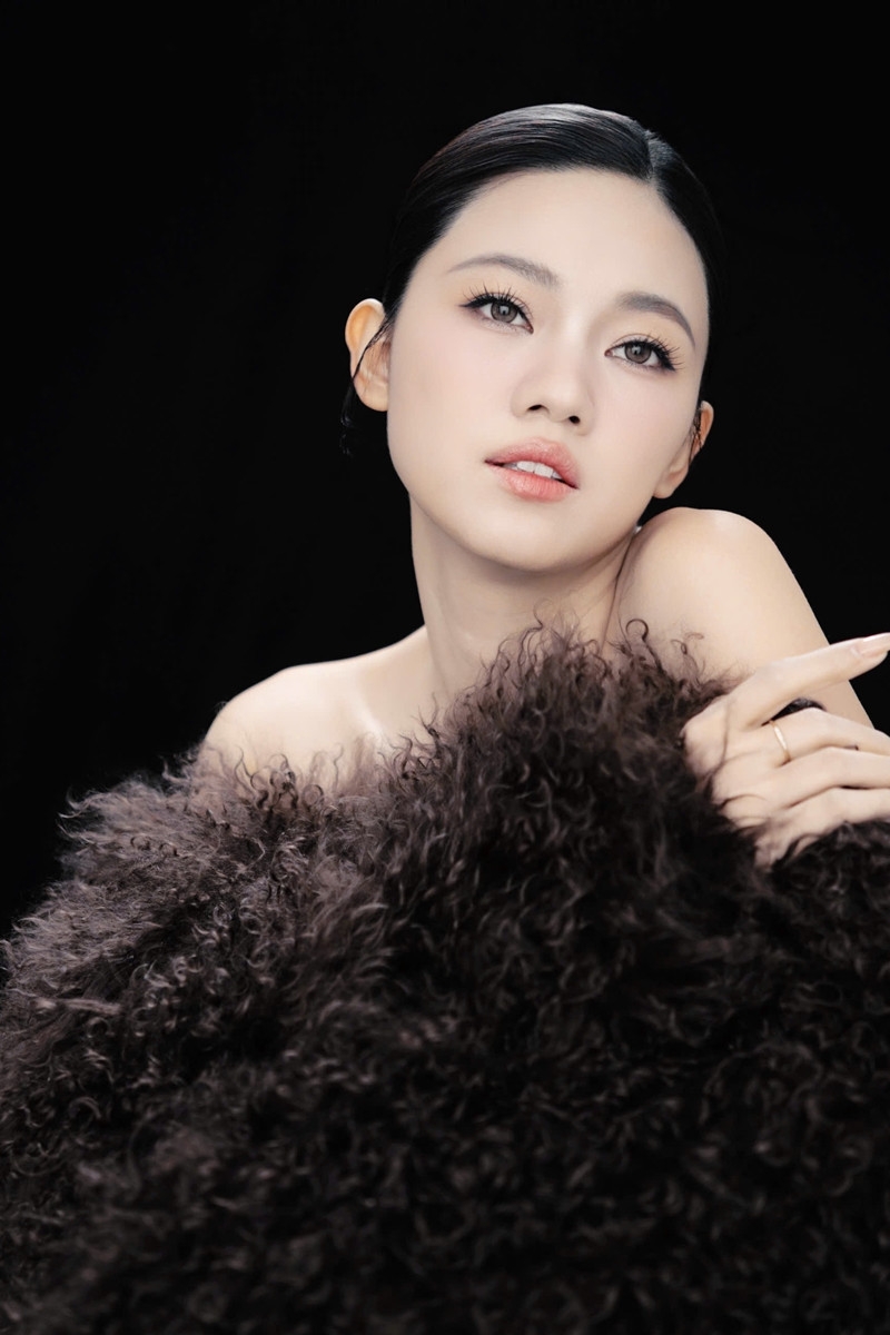 Vừa bảo vệ thành công luận văn thạc sĩ ở tuổi 32, á hậu Thanh Tú tiết lộ từng giấu kín về bệnh tự miễn hiếm gặp suốt quá trình học. Á hậu cho biết, chỉ khoảng 1-2% dân số mắc phải, gây viêm ở thành mạch máu khiến cô sụt cân, phải nhập viện.
