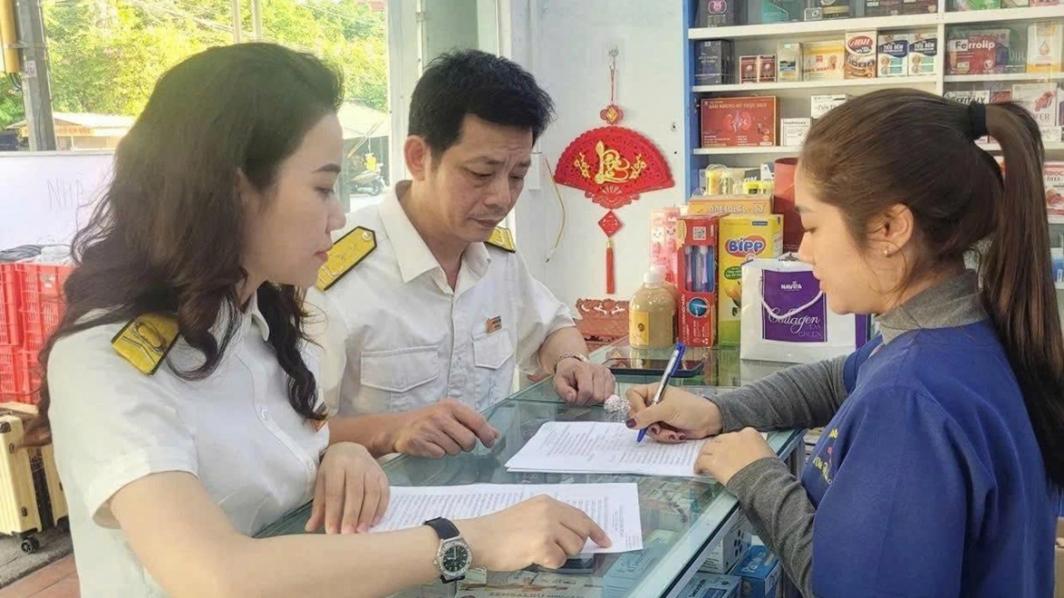 Công chức Thuế hỗ trợ người nộp thuế rà soát, cập nhật trạng thái mã số thuế
