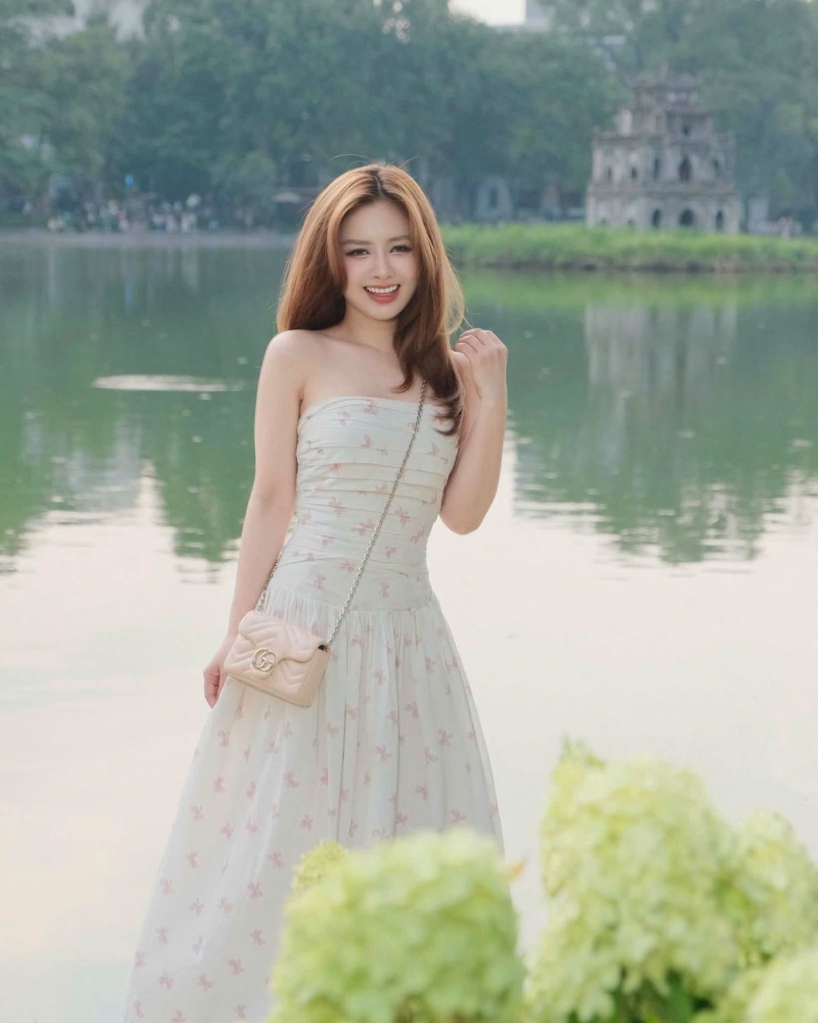 Ca sĩ Dương Hoàng Yến khoe hình ảnh tươi tắn trong tiết thu Hà Nội.