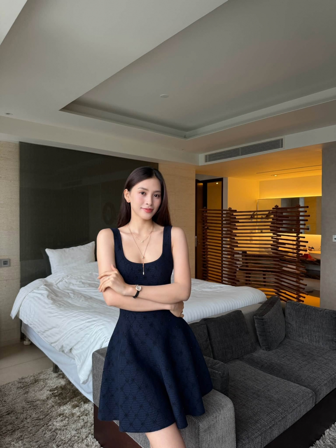 Hoa hậu Tiểu Vy khoe nhan sắc ngày càng thăng hạng. Nhiều năm sau đăng quang, Hoa hậu Việt Nam 2018 vẫn "đắt show" và là gương mặt đại diện của nhiều nhãn hàng. 