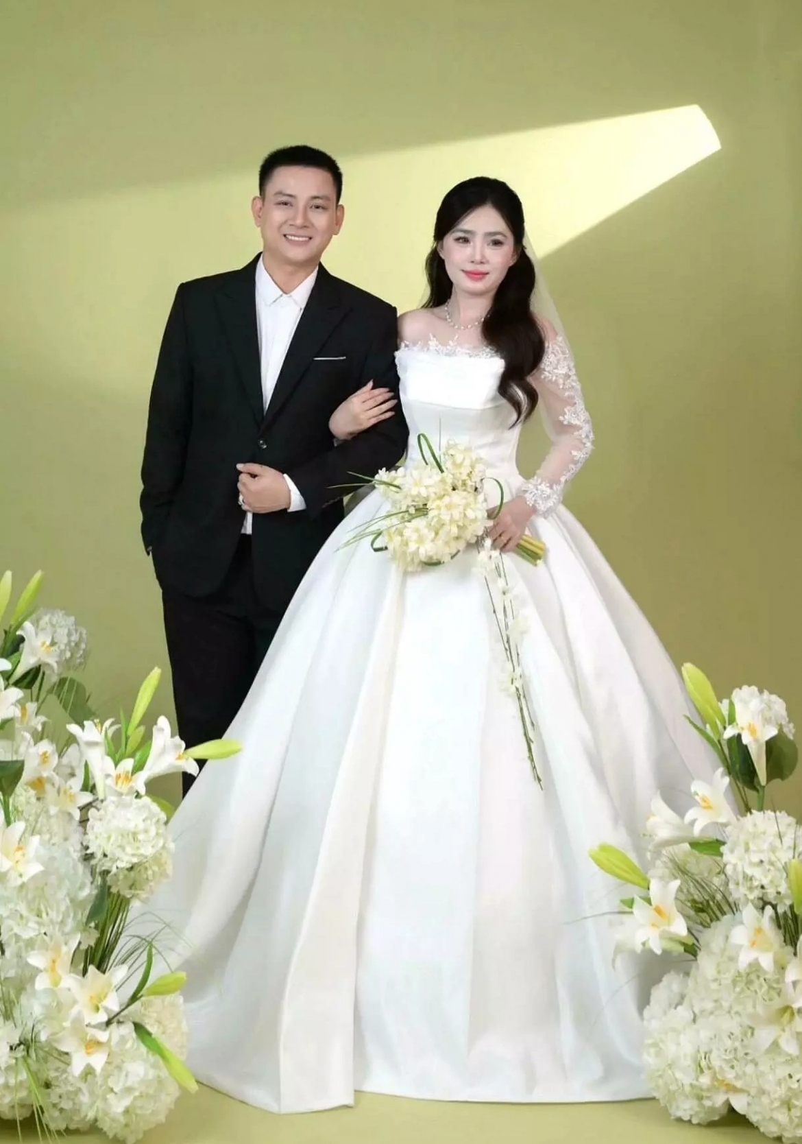 Nam ca sĩ Hoài Lâm đang chuẩn bị đám cưới ở quê nhà Vĩnh Long vào đầu tháng 10. Cô dâu tên Ngọc Trinh, sinh năm 2004, kém anh 9 tuổi và cùng quê Vĩnh Long.