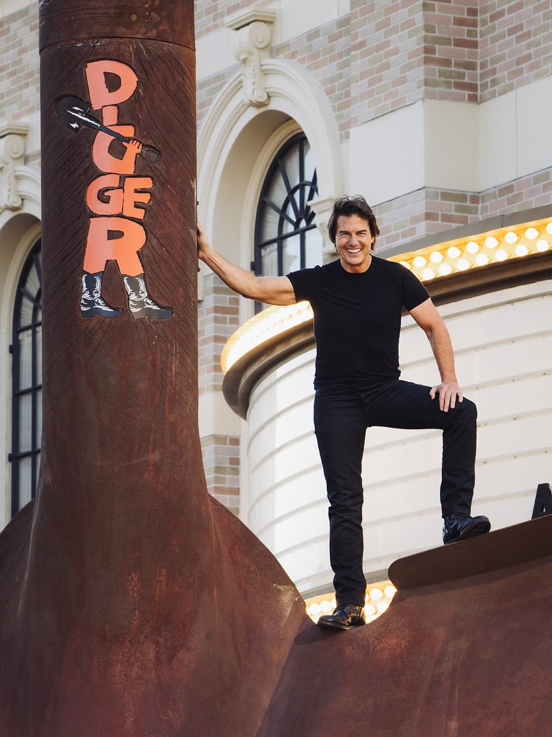 Sau hơn bốn thập niên, Tom Cruise vẫn tìm kiếm những thử thách mới thay vì sống mãi trong hào quang cũ. (Ảnh: Instagram)