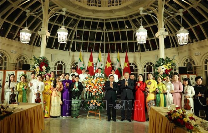 Tổng Bí thư, Chủ tịch nước Tô Lâm và Phu nhân Ngô Phương Ly với Tổng thống Cộng hòa Liên bang Myanmar Min Aung Hlaing và Phu nhân Kyu Kyu Hla với các nghệ sỹ biểu diễn tại tiệc chiêu đãi (Ảnh: Thống Nhất/TTXVN)